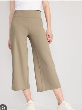 Old Navy Extra High-Waisted PowerLite Lycra° ADAPTIV Cropped Pants Birch leaf